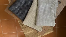 Blusa de tejido metalizado color dorado, con escote barco que puede usarse recto o caído en un hombro.