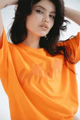 Remera playera naranja neón con estampa tono sobre tono tipo puffer.