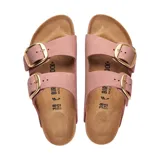 Sandalias Birkenstock Arizona con hebilla grande, color rosa viejo.