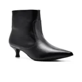 Bota corta de cuero negro, con punta fina y taco kitten heel.