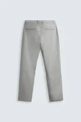 Pantalón largo de vestir gris claro con estampado de cuadros, corte slim fit y cintura elástica. Confeccionado en tejido con alta elasticidad, bolsillos frontales y cierre frontal con cremallera y botón.