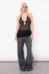 Vestido lencero negro de encaje con escote halter y espalda descubierta. Presenta puntilla al tono en el escote y breteles elásticos en cuello y contorno de busto.