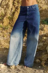 Pantalón de jean de tiro medio, corte oversize y efecto degradado suave.
