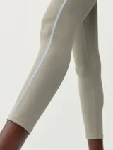 Calza larga negra de tejido Shape_Tech con tecnología performance, diseño con cinta reflectante y bolsillos laterales.