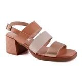 Sandalia de cuero color marrón claro, con taco bloque y tiras anchas en color beige y dorado.