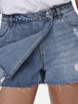 Short pollera de jean celeste con efecto lavado y detalles rotos.