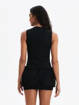 Minivestido negro con escote redondo y cierre frontal con cremallera. Presenta corte ajustado en el torso y falda corta abullonada con cordón ajustable en la cintura.