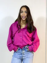 Campera fucsia con textura capitonada, elástico en mangas y puños.