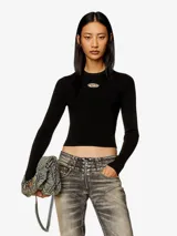 Top de manga larga ajustado al cuerpo, confeccionado en punto elástico acanalado, color negro. Presenta cuello alto y un pequeño logo bordado en el centro del pecho.