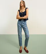 Pantalón mom jeans celeste con bordados de frutillas rojas.