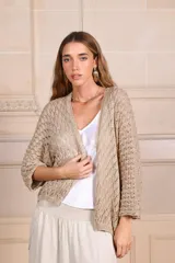 Saco calado de punto color dorado, de mangas 3/4 y talle único.