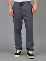 Pantalón de lino color azul piedra, con corte regular y cintura elástica con cordón.