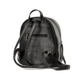 Mochila grande negra de símil cuero con relieve horizontal. Tiene un compartimento principal con cierre, un bolsillo interno con cierre y dos abiertos, un bolsillo externo con cierre, correa fija y herrajes plateados.