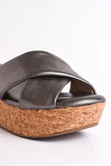 Sandalia dorada con plataforma de corcho, tiras cruzadas de cuero y plantilla acolchada.