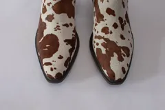 Botinetas texanas de caña corta con estampado animal print, taco bajo y cierre lateral.