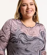 Vestido midi de tul con estampado efecto mármol en tonos lila y gris. Tiene mangas largas, cuello redondo y terminaciones onduladas.