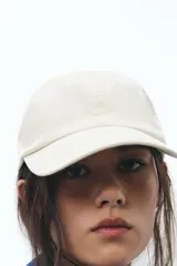 Gorra color crudo de sarga de algodón con efecto lavado.