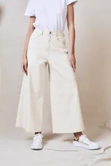 Pantalón wide leg color crudo, de tiro medio, confeccionado en algodón peinado.