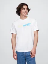 Remera blanca de algodón con logo Gap Surf en amarillo, celeste y azul.