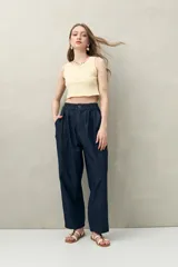 Crop top sin mangas color coral, de cuello redondo y tejido acanalado.