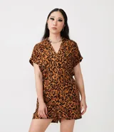 Mono corto de viscosa color marrón con estampado de jaguar, cuello camisero en V, mangas cortas y bolsillos delanteros.