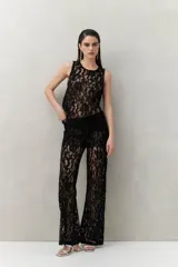 Top negro de encaje floral sin mangas y cuello redondo.