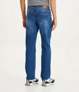 Pantalón de jean de corte recto color azul.
