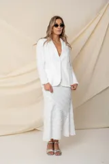 Blazer blanco de crepé satén con flecos de seda, bolsillos ojal y botón de nácar. Ideal para cóctel o civil.