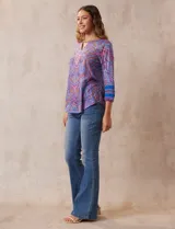 Blusa estampada de la marca Ruby Rd. Tiene cuello redondo, escote en V con aplique metálico y mangas ¾ con aplique de crochet.