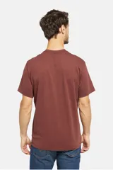 Remera marrón de corte clásico con cuello redondo y estampado amarillo en el frente con el logo de Levi's y la leyenda 'Since 1873'.