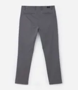 Pantalón de vestir color marrón, de corte recto, con bolsillos laterales y traseros. Se ajusta a la cintura con cinturón de cuero marrón.