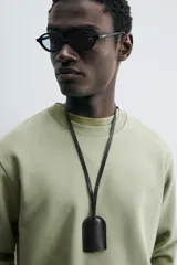 Sudadera verde militar de algodón con interior de rizo, corte relaxed fit, cuello redondo y mangas largas con puños y ruedo acanalados.