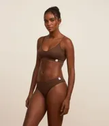 Kit de dos bombachas bikini sin estampa, texturizadas y con acabado seamless.