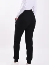 Pantalón de jogging negro con cintura elástica y cordón ajustable.