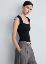 Musculosa negra ajustada al cuerpo con escote cuadrado y tirantes anchos.