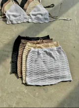 Conjunto de top halter tejido al crochet con volados en el ruedo y mini falda tejida al crochet.