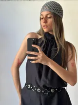 Gorro tipo pañoleta de crochet color marrón.