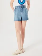 Short de jean azul claro lavado, de tiro alto con cintura elastizada fruncida y cierre de botón. Presenta bolsillos delanteros y un corte holgado.