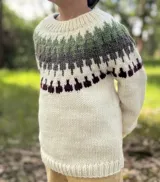 Sweater tejido a mano con lana merino color crudo, con guarda pampa en tonos verde, marrón y bordó.