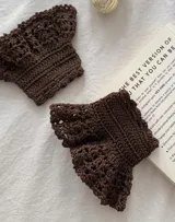 Par de mitones blancos tejidos a crochet con diseño calado.