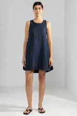 Vestido corto azul marino confeccionado en lino italiano con fibra metalizada, corte holgado, sin mangas y con insignia de tigre en la espalda.