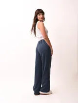 Pantalón palazzo marrón de corte ancho con cintura elástica.