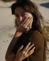 Anillo plateado con forma orgánica irregular, similar a un crustáceo marino.