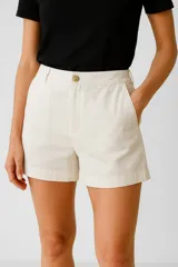 Short color crema de lino y viscosa, con bolsillos laterales y calce medio.