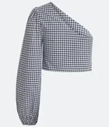 Blusa cropped con estampado de cuadros vichy en blanco y negro, con escote asimétrico de un solo hombro y manga larga abullonada.