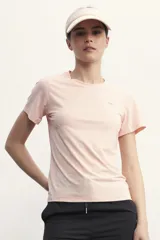 Remera deportiva color lila de corte clásico y mangas cortas.