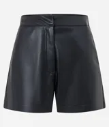 Short negro de cuero sintético con cintura alta, cierre frontal con botón y cremallera, y pinzas en la parte trasera.