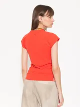 Musculosa amarilla con estampado de hongos en tonos lila y detalle de paisaje en la parte inferior.