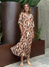 Vestido largo de estampado animal print en tonos marrones y crudos, con escote en forma de V.