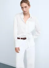 Jeans blancos de tiro alto, corte wide leg y bajo deshilachado. Cuentan con cierre de cremallera y botón, trabillas y cinco bolsillos.